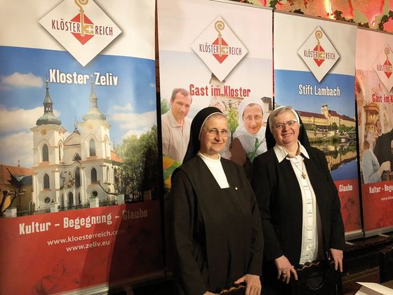 Klösterreich-Präsidentin Sr. Michaela Pfeiffer-Vogl (l.) und Sr. Franziska Bruckner, Vizepräsidentin der Vereinigung der Frauenorden Österreichs