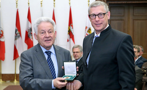 Landeshauptmann Dr. Josef Pühringer (l.) zeichnete Prof. Dr. Ewald Volgger OT mit dem Silbernen Ehrenzeichen des Landes OÖ aus.