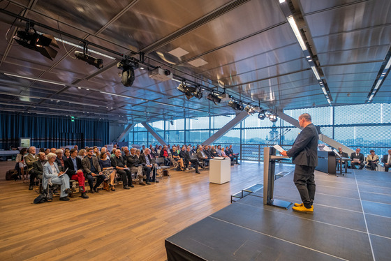 Unter der Moderation von Thomas Schlager-Weidinger stellten die Beitragenden die erarbeiteten Biografien vor und präsentierten anschließend die frisch eingefügten Seiten.