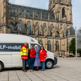 Das Help-Mobil auf dem Linzer Domplatz. © Caritas in OÖ