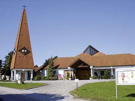 Kirche St. Paul zu Pichling von aussen  