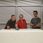 Exakte Positionierung des neuen Altars auf der Altarinsel