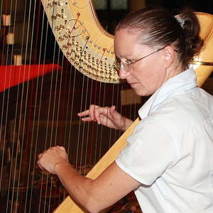 Martina Rifesser an der Harfe
