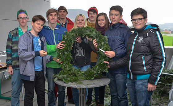 BBS Kirchdorf – Religionsunterricht einmal anders – einen Adventkranz binden. Diese Tradition der BBS Kirchdorf führt Mag. Matthias Thonhauser fort. Mit den Schülern und Schülerinnen der ersten Klasse Handelsakademie wurde für  das Bundesschulzentrum