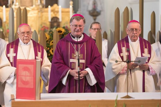 Bischof Manfred Scheuer bei der Eröffnung des Auferstehungsgottesdienstes.