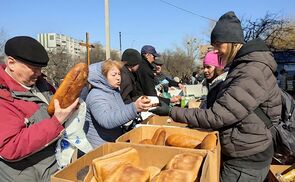 Jugend Eine Welt leistet seit Beginn des Kriegs in der Ukraine wichtige Nothilfe, wie hier bei der Verteilung von Brot in der stark betroffenen Stadt Charkiw.