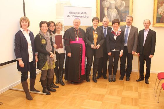 Die Gruppe HELP aus Bad Kreuzen mit Bischof Ludwig Schwarz, Bundesrat Gottfried Kneifel, Missionsstellen-Leiter Andreas Reumayr und dem Bad Kreuzener Bürgermeister Manfred Nenning (2. v. r.)