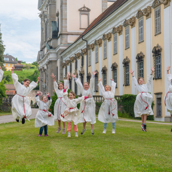 Springende Ministrant*innen vorm Stift St. Florian