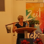 Paula Wintereder begrüßt und regt an alle herausfordernden Themen mit den bereichernden im Ausgleich zu halten