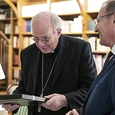 Kardinal Christoph Schönborn und Landeshauptmann Thomas Stelzer / © Land OÖ / Max Mayrhofer Kardinal Christoph Schönborn und Landeshauptmann Thomas Stelzer