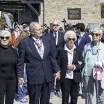 v.  l.: die drei Mauthausen-Babys Hana Berger Moran, Mark Olsky und Eva Clarke sowie Zeitzeugin Katja Sturm-Schnabl