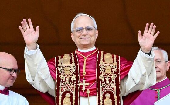 Papst Leo XIV. nach seiner Wahl auf der Mittelloggia des Petersdoms.