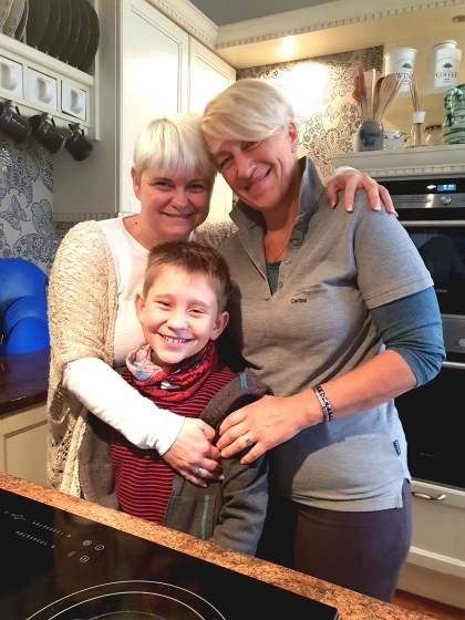 Carina Zwahr (l.) mit Caritas-Familienhelferin Gertraud Strasser und Sohn
