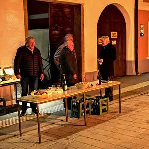 Karsamstag, 19. April: Osterfeuer mit Osteragape nach der Osternacht