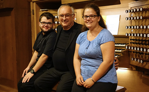 Domorganist Wolfgang Kreuzhuber inmitten seiner Registranten Florian Zethofer und Theresa Zöpfl