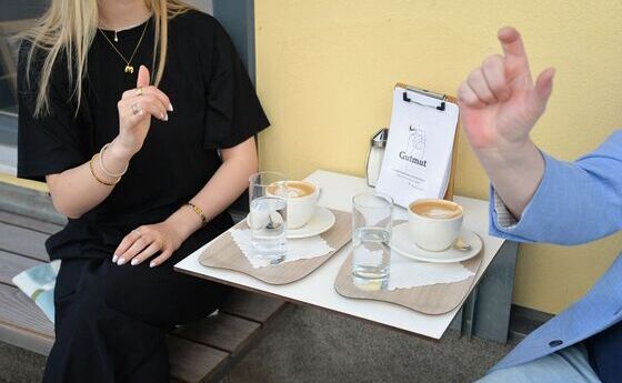 Gebärdensprache im Café Gutmut