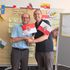 Der Leiter des Kath. Bildungswerkes OÖ, Dr. Christian Pichler (l.)und Dr. Hans Rapp, (r.) Leiter des Kath. Bildungswerkes der Diözese Feldkirch, tauschten zum Abschluss die Fahnen der jeweiligen Bundesländer aus.